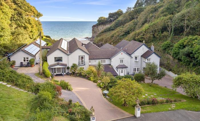 Waterwynch Beach House, Nr Tenby, Saundersfoot, Pembrokeshire, imposing, grand beachside house set in mature gardens between Saundersfoot and Tenby sl